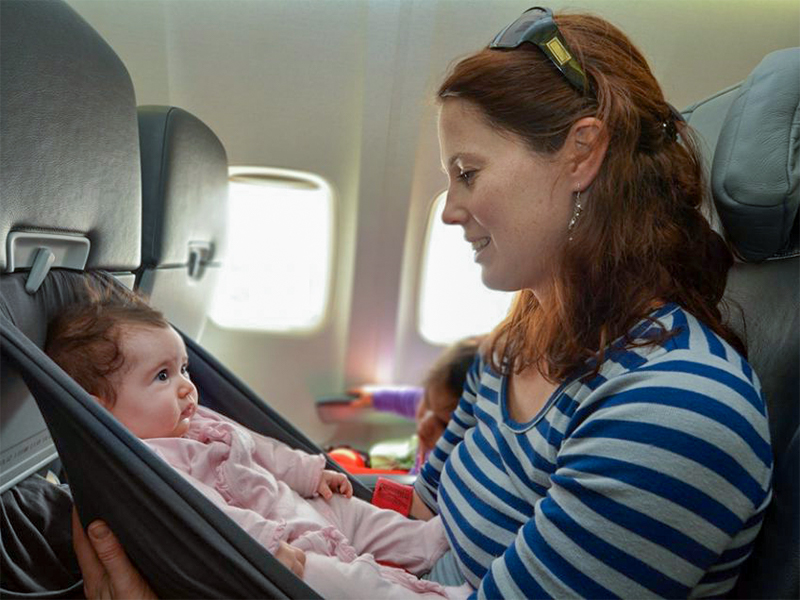 Bien voyager en avion avec un bébé : nos conseils