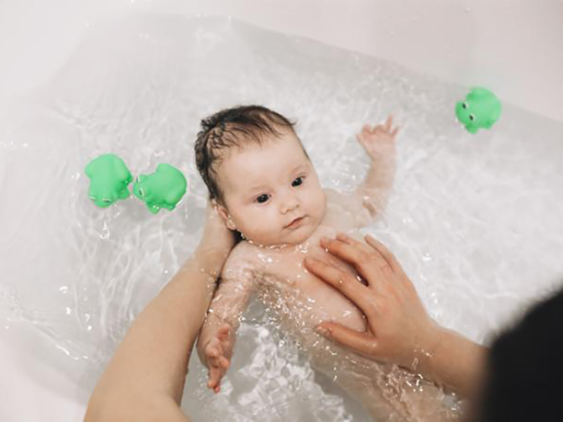 Comment donner un bain à bébé ?